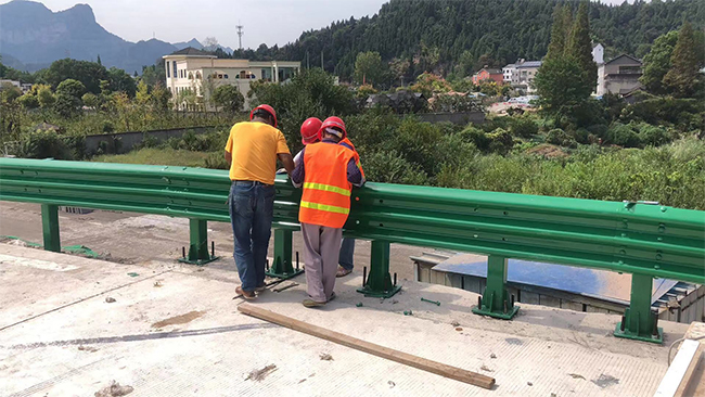 沧州高速公路护栏板的维护确保道路安全的关键环节